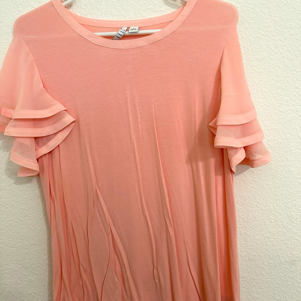 Elle women’s blouse, size small. Very pretty. New!